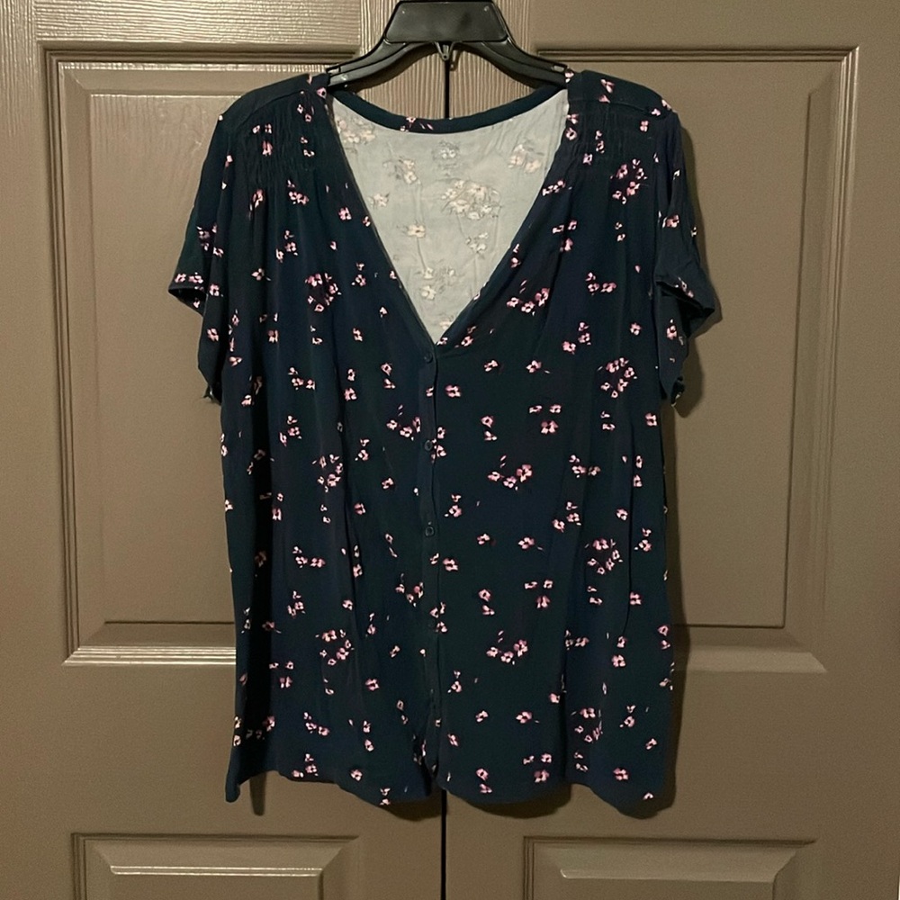 Market and Spruce V-neck shirt